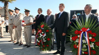 Mali Iz, 260712.
Proslava 70. obljetnice Maloiskog ustanka kojeg zajedno organiziraju Grad Zadar i Udruga antifasistickih boraca pod pokroviteljstvom predsjednika Ive Josipovica. Na spomenik Palima za slobodu i socijalizam u uvali Knez vijence su polozili