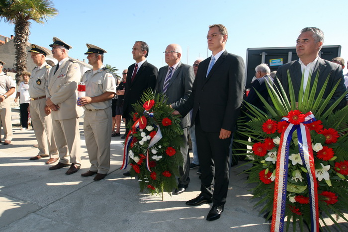 Mali Iz, 260712.
Proslava 70. obljetnice Maloiskog ustanka kojeg zajedno organiziraju Grad Zadar i Udruga antifasistickih boraca pod pokroviteljstvom predsjednika Ive Josipovica. Na spomenik Palima za slobodu i socijalizam u uvali Knez vijence su polozili