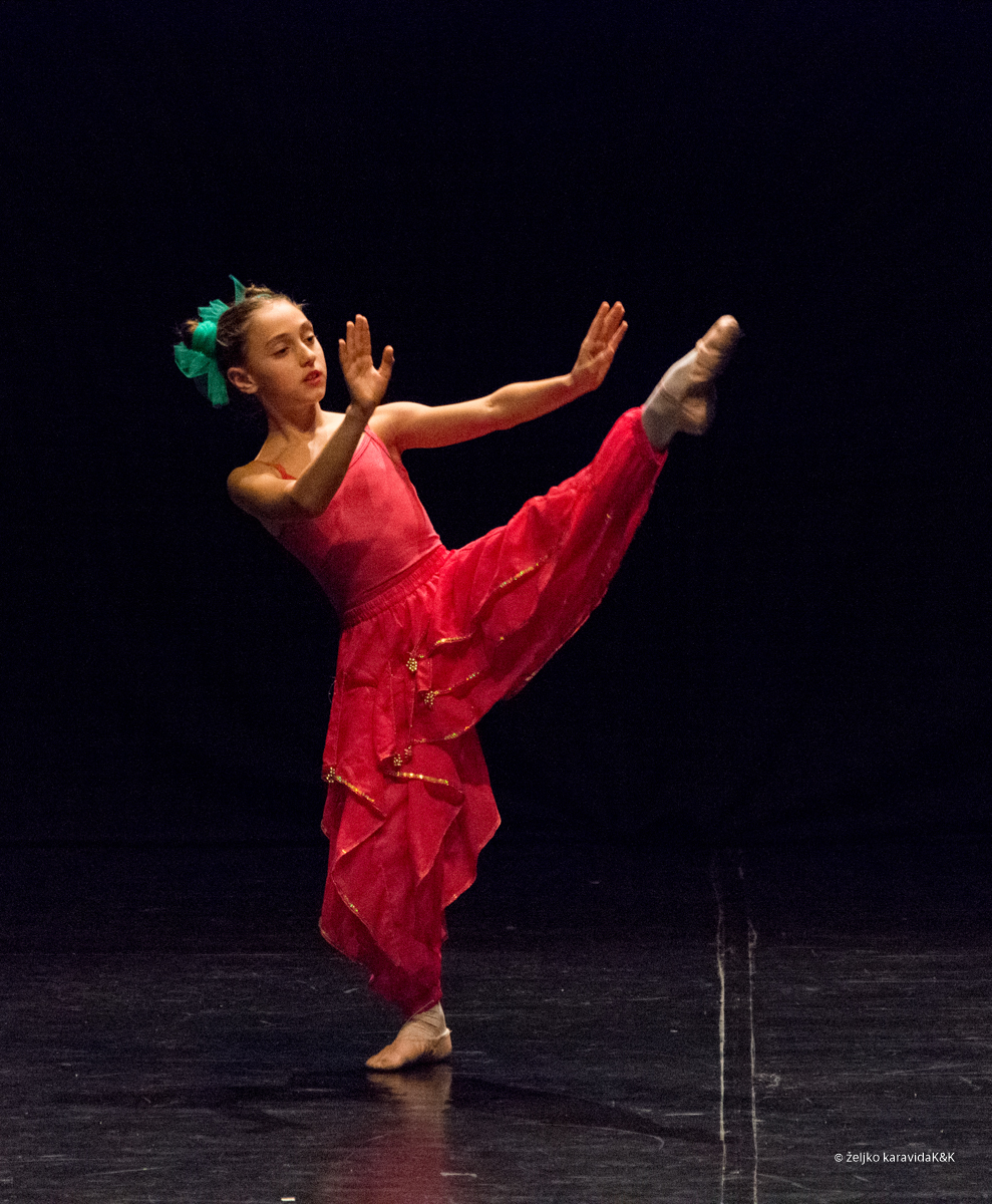 Božićna čestitka plesnog odjela Glazbene škole Blagoje Bersa