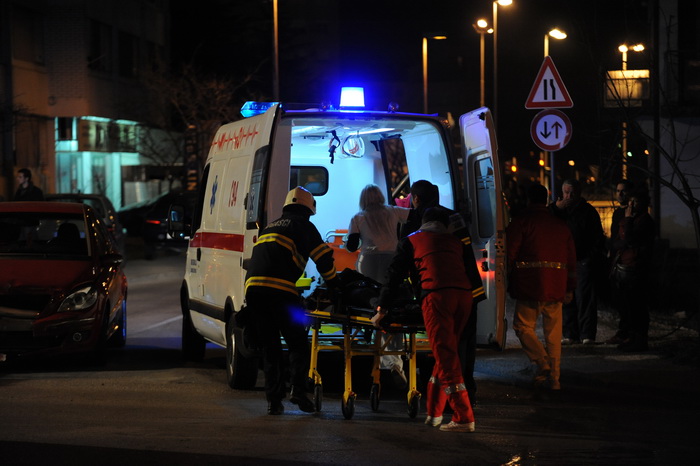 Zadar, 140311.
Na krizanju Stadionske i Puta Murvice oko 23 sata dogodila se teska prometna nesreca vise ljudi je teze ozljedjeno. Ocevid je u tjeku.
Foto: Andrija Lucic / CROPIX