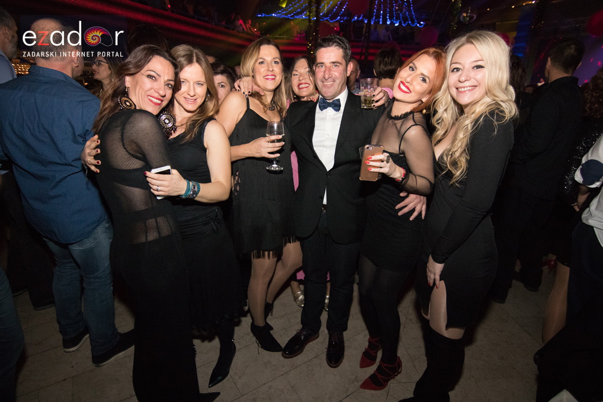 Ludnica u Saturnusu: Najbolji doček u svemiru i šire Ludnica u Saturnusu: Najbolji doček u svemiru i šire