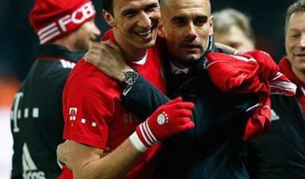 Mario Mandžukić i Josep Guardiola, foto: fcbayern.de