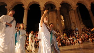 Split, 200812.
Tradicionalni “Dani Dioklecijana” koji se u Splitu uprilicuju zadnjih godina dozivljavaju svoju ekspanziju svake godine pa se tako i na vecerasnjoj manifestaciji zatvaranja natiskao prepun Peristil gdje se car Dioklecijan oprostio od svojih Split, 200812.
Tradicionalni “Dani Dioklecijana” koji se u Splitu uprilicuju zadnjih godina dozivljavaju svoju ekspanziju svake godine pa se tako i na vecerasnjoj manifestaciji zatvaranja natiskao prepun Peristil gdje se car Dioklecijan oprostio od svojih