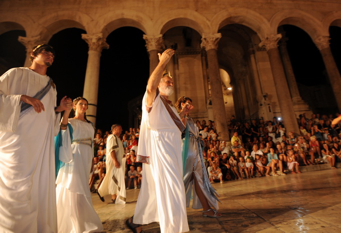 Split, 200812.
Tradicionalni “Dani Dioklecijana” koji se u Splitu uprilicuju zadnjih godina dozivljavaju svoju ekspanziju svake godine pa se tako i na vecerasnjoj manifestaciji zatvaranja natiskao prepun Peristil gdje se car Dioklecijan oprostio od svojih Split, 200812.
Tradicionalni “Dani Dioklecijana” koji se u Splitu uprilicuju zadnjih godina dozivljavaju svoju ekspanziju svake godine pa se tako i na vecerasnjoj manifestaciji zatvaranja natiskao prepun Peristil gdje se car Dioklecijan oprostio od svojih