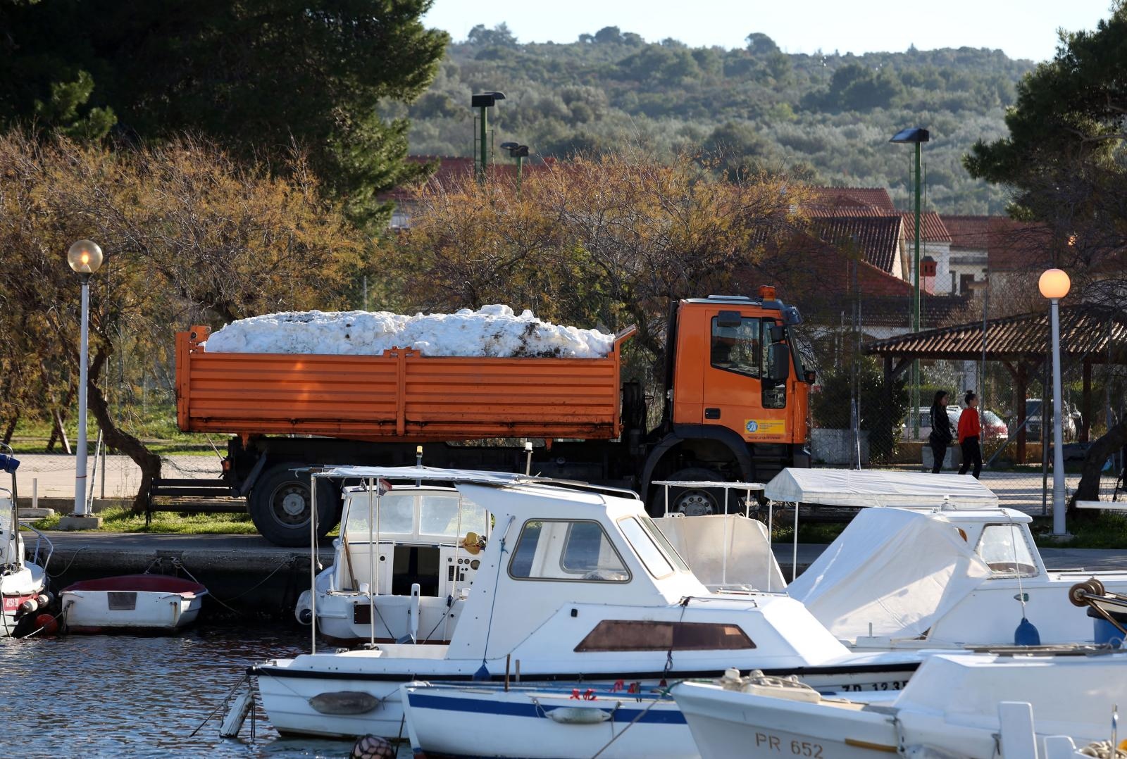Kamioni puni snijega iz Like stigli u Veli Iž za skijašku utrku “Iška kraljica” Kamioni puni snijega iz Like stigli u Veli Iž za skijašku utrku “Iška kraljica”