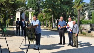 Povodom Dana pobjede kod središnjeg križa na Gradskom groblju položeni vijenci Povodom Dana pobjede kod središnjeg križa na Gradskom groblju položeni vijenci