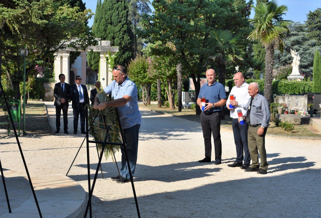 Povodom Dana pobjede kod središnjeg križa na Gradskom groblju položeni vijenci Povodom Dana pobjede kod središnjeg križa na Gradskom groblju položeni vijenci