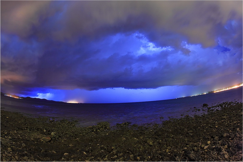 Jutros oko 4 sata nad Zadrom se sručila snažna ljetna grmljavinska nevera praćena snažnom kišom a mjestimično i tučom koja je portajala nekih pola sata Jutros oko 4 sata nad Zadrom se sručila snažna ljetna grmljavinska nevera praćena snažnom kišom a mjestimično i tučom koja je portajala nekih pola sata