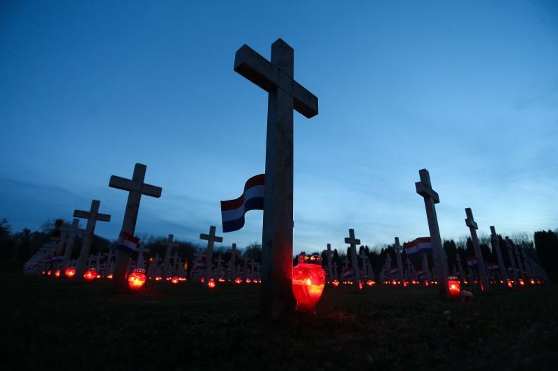 U Vukovaru su upaljene svijeće za poginule hrvatske branitelje i civile na Memorijalnom groblju žrtava iz Domovinskog rata. Photo: Petar Glebov/PIXSELL U Vukovaru su upaljene svijeće za poginule hrvatske branitelje i civile na Memorijalnom groblju žrtava iz Domovinskog rata. Photo: Petar Glebov/PIXSELL