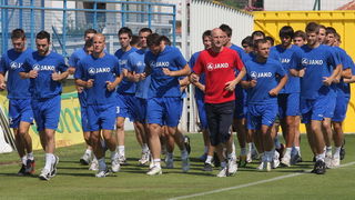 Zadar, 150611.
Danas je odrzan prvi trening nogometasa NK Zadar kao pocetak priprema za novu natjecateljsku sezonu.
Na slici : nogometasi na zagrijavanju
Foto : Vladimir Ivanov / CROPIX