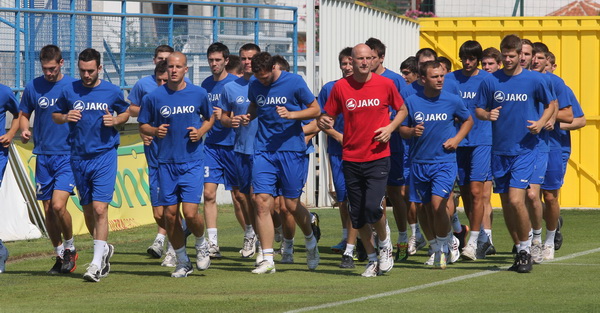 Zadar, 150611.
Danas je odrzan prvi trening nogometasa NK Zadar kao pocetak priprema za novu natjecateljsku sezonu.
Na slici : nogometasi na zagrijavanju
Foto : Vladimir Ivanov / CROPIX