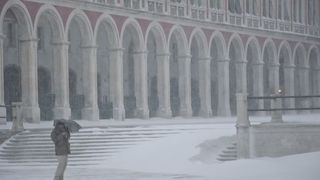 Split, 030212
Nakon nekoliko godina, danima najavljivan snijeg pao je i na Splitskom podrucju. Iako je bio najavljen, Splicani nisu bili spremni na bijeli pokrivac, te im je on uz snaznu buru otezavao svakodnevni zivot. Teperatura je bila oko -3. Najvjero Split, 030212
Nakon nekoliko godina, danima najavljivan snijeg pao je i na Splitskom podrucju. Iako je bio najavljen, Splicani nisu bili spremni na bijeli pokrivac, te im je on uz snaznu buru otezavao svakodnevni zivot. Teperatura je bila oko -3. Najvjero