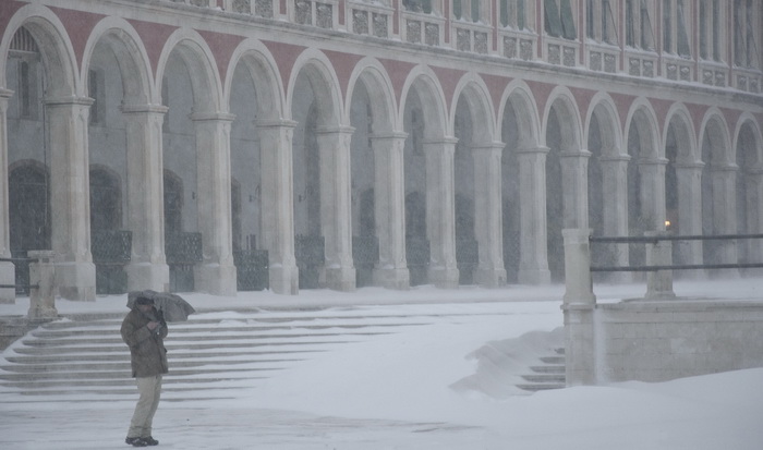 Split, 030212
Nakon nekoliko godina, danima najavljivan snijeg pao je i na Splitskom podrucju. Iako je bio najavljen, Splicani nisu bili spremni na bijeli pokrivac, te im je on uz snaznu buru otezavao svakodnevni zivot. Teperatura je bila oko -3. Najvjero Split, 030212
Nakon nekoliko godina, danima najavljivan snijeg pao je i na Splitskom podrucju. Iako je bio najavljen, Splicani nisu bili spremni na bijeli pokrivac, te im je on uz snaznu buru otezavao svakodnevni zivot. Teperatura je bila oko -3. Najvjero