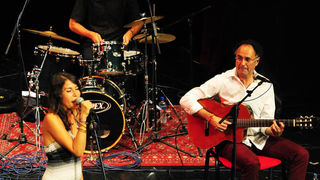 Zadar, .24.07.2012. snimio: Nenad Marčev
Brasil acoustic
Magda Mendes – vokal
Marcelo Godoy – vokal & akustična gitara
Nelson Latif – cavaquinho & akustična gitara
Gosti:
Renato Švorinić, bas,
Jadran Dučić Čićo, bubnjevi
Nebojša, ha Zadar, .24.07.2012. snimio: Nenad Marčev
Brasil acoustic
Magda Mendes – vokal
Marcelo Godoy – vokal & akustična gitara
Nelson Latif – cavaquinho & akustična gitara
Gosti:
Renato Švorinić, bas,
Jadran Dučić Čićo, bubnjevi
Nebojša, ha