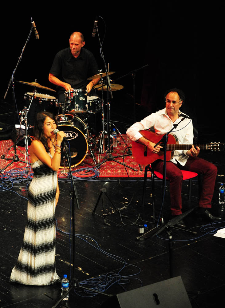 Zadar, .24.07.2012. snimio: Nenad Marčev
Brasil acoustic
Magda Mendes – vokal
Marcelo Godoy – vokal & akustična gitara
Nelson Latif – cavaquinho & akustična gitara
Gosti:
Renato Švorinić, bas,
Jadran Dučić Čićo, bubnjevi
Nebojša, ha Zadar, .24.07.2012. snimio: Nenad Marčev
Brasil acoustic
Magda Mendes – vokal
Marcelo Godoy – vokal & akustična gitara
Nelson Latif – cavaquinho & akustična gitara
Gosti:
Renato Švorinić, bas,
Jadran Dučić Čićo, bubnjevi
Nebojša, ha