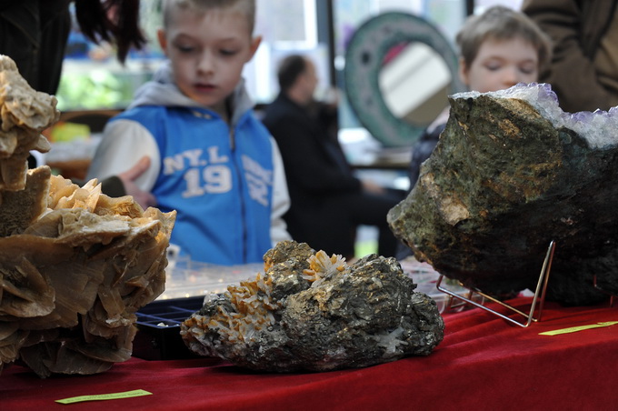 Split, 140412.
U Domu HV-a u Poljudu danas je zapoceo Medjunarodni sajam dragog i poludragog kamenja.Sajam traje do sutra i na njemu izlaze pedesetak izlagaca.Ovogodisnji sesti po redu sajam privukao je mnosto splicana koji su sa zanimanjem razgledavakli Split, 140412.
U Domu HV-a u Poljudu danas je zapoceo Medjunarodni sajam dragog i poludragog kamenja.Sajam traje do sutra i na njemu izlaze pedesetak izlagaca.Ovogodisnji sesti po redu sajam privukao je mnosto splicana koji su sa zanimanjem razgledavakli