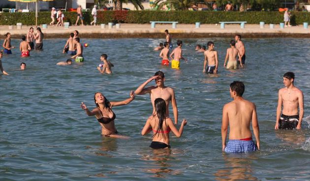 17.06.2013., Zadar – Velike vrucine izmamile kupace da spas i osvjezenje pronadju u moru. Photo: Zeljko Mrsic/PIXSELL Autor  Zeljko Mrsic/PIXSELL KLJUČNE RIJEČI  suncanje, plivanje, picigin, Schwimmen, Borik, more, swimming, kupanje