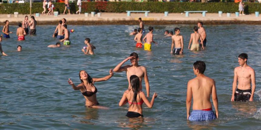 17.06.2013., Zadar – Velike vrucine izmamile kupace da spas i osvjezenje pronadju u moru. Photo: Zeljko Mrsic/PIXSELL Autor Zeljko Mrsic/PIXSELL KLJUČNE RIJEČI suncanje, plivanje, picigin, Schwimmen, Borik, more, swimming, kupanje 17.06.2013., Zadar – Velike vrucine izmamile kupace da spas i osvjezenje pronadju u moru. Photo: Zeljko Mrsic/PIXSELL Autor Zeljko Mrsic/PIXSELL KLJUČNE RIJEČI suncanje, plivanje, picigin, Schwimmen, Borik, more, swimming, kupanje