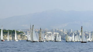 Split, 240911.
Na 80.Mrduja jubilarnoj regati izislo 242 plovila u borbu za veliki trofej. Na startu vjetar nije bio naklonjen jedrilicarima pa su mnogi satima plutali u bonaci.
Na slici:  regata.
Foto: Jadran Babic / CROPIX