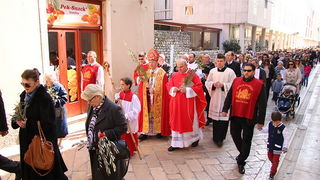Cvjetnica 20. ožujka 2016: Nakon blagoslova maslinovih grančica, nadbisku Želimir Puljić predvodio je procesiju do katedrale sv. Stošije gdje je služio misno slavlje na kojem se pjevala Muka našeg Gospodina Cvjetnica 20. ožujka 2016: Nakon blagoslova maslinovih grančica, nadbisku Želimir Puljić predvodio je procesiju do katedrale sv. Stošije gdje je služio misno slavlje na kojem se pjevala Muka našeg Gospodina