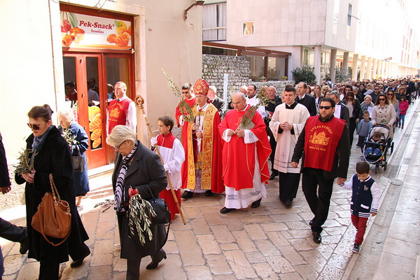 Cvjetnica 20. ožujka 2016: Nakon blagoslova maslinovih grančica, nadbisku Želimir Puljić predvodio je procesiju do katedrale sv. Stošije gdje je služio misno slavlje na kojem se pjevala Muka našeg Gospodina Cvjetnica 20. ožujka 2016: Nakon blagoslova maslinovih grančica, nadbisku Želimir Puljić predvodio je procesiju do katedrale sv. Stošije gdje je služio misno slavlje na kojem se pjevala Muka našeg Gospodina