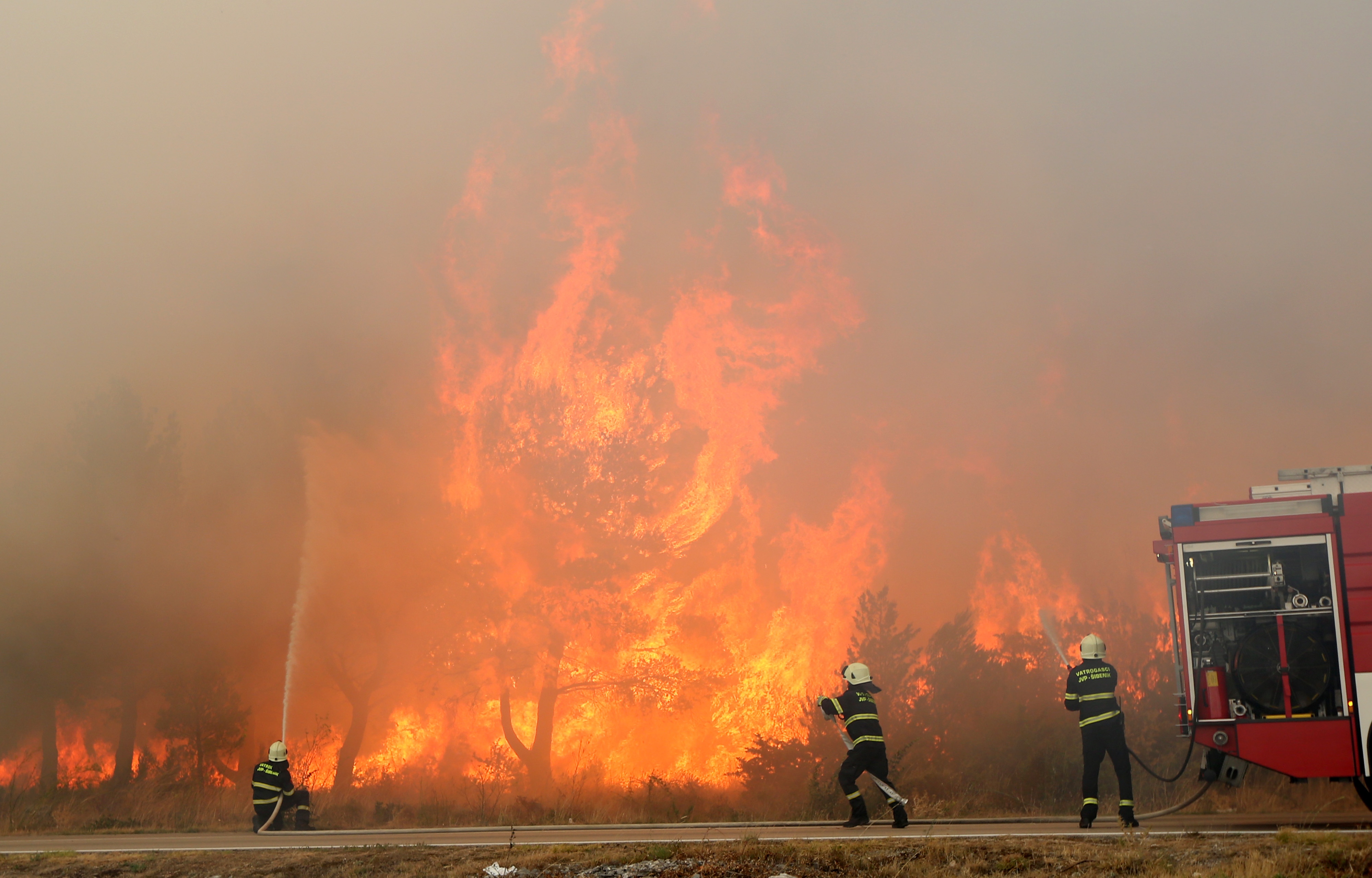 Lozovac: veliki požar zaprijetio kućama, kopnenim snagama pridružila se četiri kanadera Lozovac: veliki požar zaprijetio kućama, kopnenim snagama pridružila se četiri kanadera