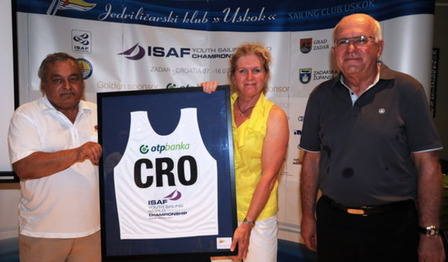 Zadar, 120711.Povodom ISAF svjetskog juniorskog prvenstva u jedrenju u prostorijama jedrilicarskog kluba Uskok gradonacelnik grada Zadra, dr.Zvonimir Vrancic sa delegacijom je primio predstavnike svih reprezentacija te im urucio prigodne darove.Na slici