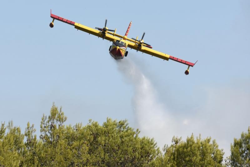 Kanaderi i air tractori gasili požar u blizini dikljanskih kuća i vikendica Kanaderi i air tractori gasili požar u blizini dikljanskih kuća i vikendica