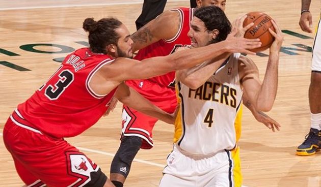 Joakim Noah i Luis Scola, foto: nba.com