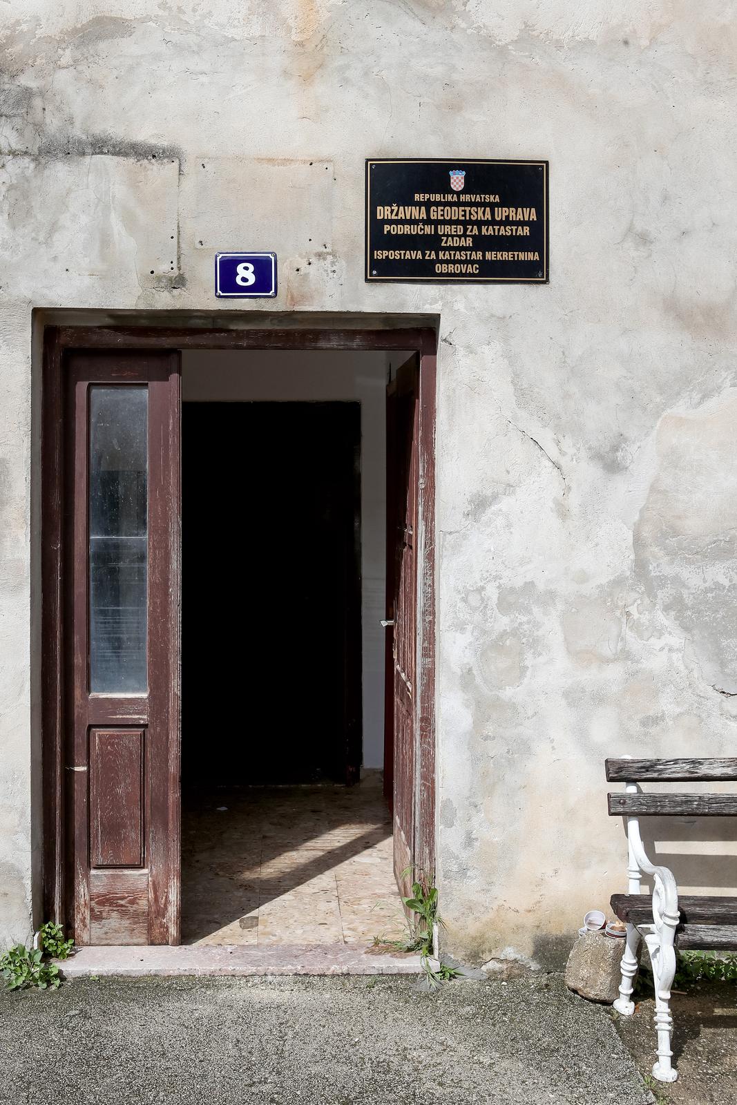 Obrovac: Poplava se polako povlači, stanovnici spašavaju stvari iz domova