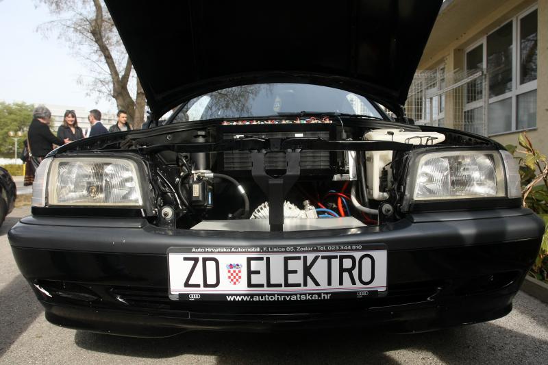 03.04.2014., Zadar – U Solarnom centru na Putu Murvice prezentirano je vozilo koje pokrece iskljucivo elektricna energija. Automobil su u cetiri mjeseca rada napravili ucenici Strukovne skole Vice Vlatkovica Valentino Raspovic, Andjelo Pastuovic i Toni 03.04.2014., Zadar – U Solarnom centru na Putu Murvice prezentirano je vozilo koje pokrece iskljucivo elektricna energija. Automobil su u cetiri mjeseca rada napravili ucenici Strukovne skole Vice Vlatkovica Valentino Raspovic, Andjelo Pastuovic i Toni