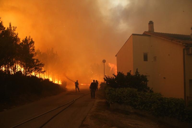 Žrnovnica: Vatra je sve bliže Splitu, nebo je prekriveno dimom Žrnovnica: Vatra je sve bliže Splitu, nebo je prekriveno dimom