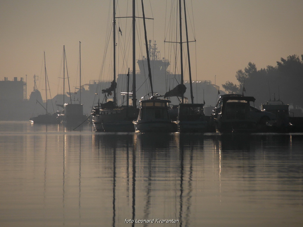 Svitanje i rano jutro u novoj luci Gaženica