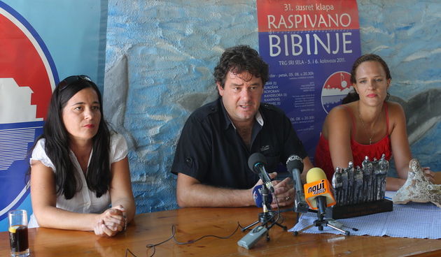 Zadar, 020811.
Konoba Ribar Jere u Bibinjama.
Press konferencija za novinare povodom susreta klapa “Raspivani Bibinje”
Na slici: nacelnik opcine Nino Simunic sa suradnicama.
Foto: Vladimir Ivanov / CROPIX