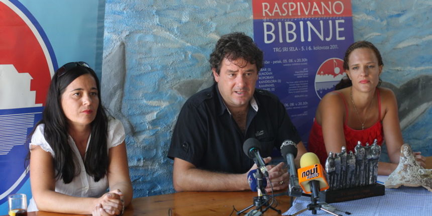 Zadar, 020811.
Konoba Ribar Jere u Bibinjama.
Press konferencija za novinare povodom susreta klapa “Raspivani Bibinje”
Na slici: nacelnik opcine Nino Simunic sa suradnicama.
Foto: Vladimir Ivanov / CROPIX