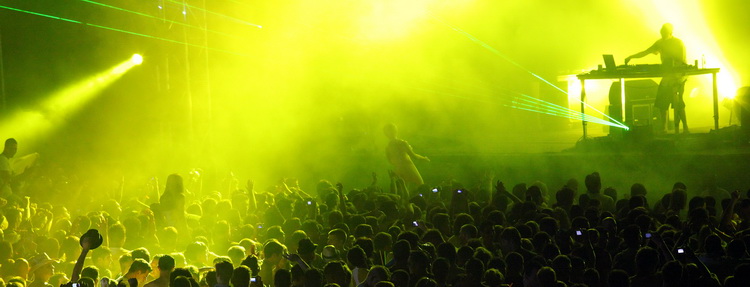 Zrce, 090711.
Na prvom hrvatskom Big Beach partyju na plazi Zrce nastupio je Fatboy Slim pred oko 10 tisuca posjetitelja. Fatboy Slim, DJ za siroke narodne mase. Svo vrijeme dvosatnog nastupa drzao je publiku u visokom ritmu tako da je ona svo vrijeme ple Zrce, 090711.
Na prvom hrvatskom Big Beach partyju na plazi Zrce nastupio je Fatboy Slim pred oko 10 tisuca posjetitelja. Fatboy Slim, DJ za siroke narodne mase. Svo vrijeme dvosatnog nastupa drzao je publiku u visokom ritmu tako da je ona svo vrijeme ple