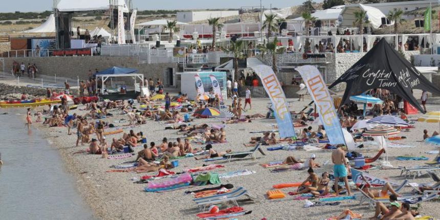 11.07.2013., Otog Pag, Zrce – Popodnevna zabava na popularnoj plazi Zrce. Photo: Filip Brala/PIXSELL 11.07.2013., Otog Pag, Zrce – Popodnevna zabava na popularnoj plazi Zrce. Photo: Filip Brala/PIXSELL