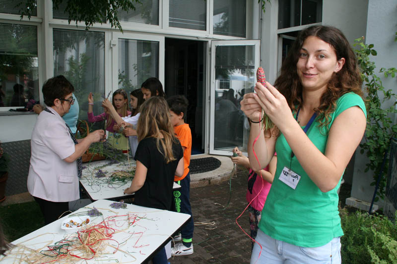 Danas je održana kreativna radionica za velike i male u organizaciji Dječjeg odjela Gradske knjižnice Zadar: izrada stručaka i jastučića od lavande od 10-12 h. Radionicu je vodila gospođa Jadranka Plantak. Foto by Lucija Juravic Danas je održana kreativna radionica za velike i male u organizaciji Dječjeg odjela Gradske knjižnice Zadar: izrada stručaka i jastučića od lavande od 10-12 h. Radionicu je vodila gospođa Jadranka Plantak. Foto by Lucija Juravic