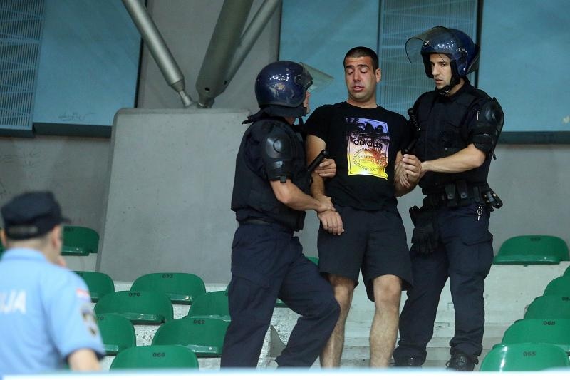 Intervencija policije na tribini s navijačima Zadra na utakmici Cibone i Zadra (80-71). Photo: Goran Stanzl/PIXSELL Intervencija policije na tribini s navijačima Zadra na utakmici Cibone i Zadra (80-71). Photo: Goran Stanzl/PIXSELL