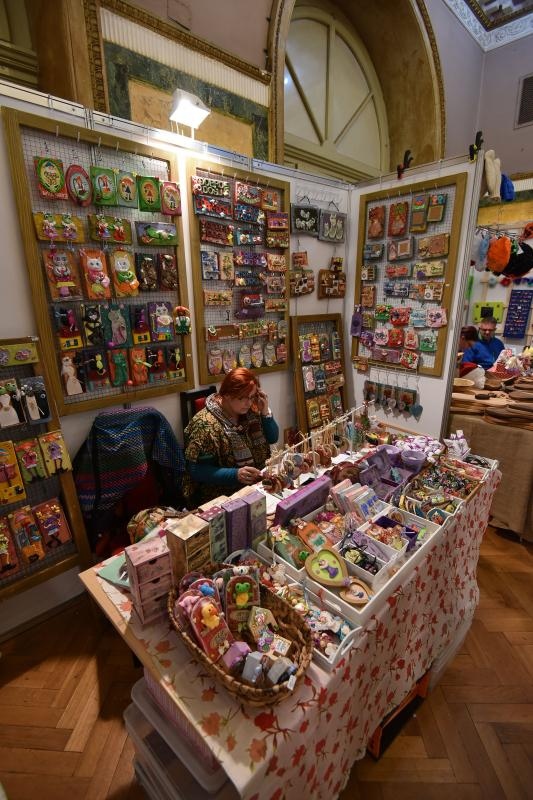 U Domu branitelja poceo 14. HAND MADE FEST – Festival rucnih izrada, mastovitosti i dizajna. I ove se godine u svih 5 dvorana Doma branitelja, 200-ak izlagaca, od kojih i 20% muskaraca, tri dana promice i promovira jedinstvene vrijednosti rucnih izrada, p U Domu branitelja poceo 14. HAND MADE FEST – Festival rucnih izrada, mastovitosti i dizajna. I ove se godine u svih 5 dvorana Doma branitelja, 200-ak izlagaca, od kojih i 20% muskaraca, tri dana promice i promovira jedinstvene vrijednosti rucnih izrada, p