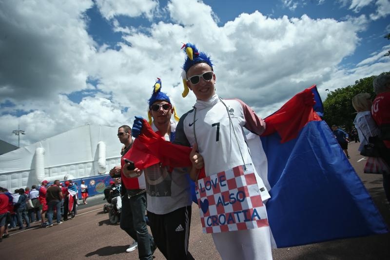 Hrvatski navijači okupirali Saint-Etienne pred utakmicu između Hrvatske i Češke. Photo: Sanjin Strukić/PIXSELL