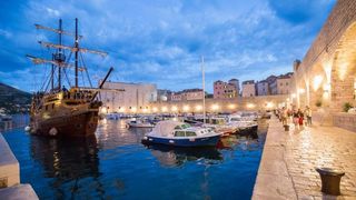 I zadnjeg dana rujna, Stradun i stara gradska jezgra Dubrovnika još uvijek je prepuna turista koji uživaju u znamenitostima starog groda. Foto: Grgo Jelavić/PIXSELL I zadnjeg dana rujna, Stradun i stara gradska jezgra Dubrovnika još uvijek je prepuna turista koji uživaju u znamenitostima starog groda. Foto: Grgo Jelavić/PIXSELL