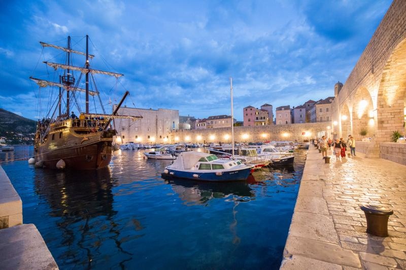 I zadnjeg dana rujna, Stradun i stara gradska jezgra Dubrovnika još uvijek je prepuna turista koji uživaju u znamenitostima starog groda. Foto: Grgo Jelavić/PIXSELL I zadnjeg dana rujna, Stradun i stara gradska jezgra Dubrovnika još uvijek je prepuna turista koji uživaju u znamenitostima starog groda. Foto: Grgo Jelavić/PIXSELL