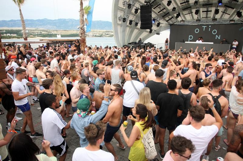 Zrće: Drugi dan Hideout festivala privukao je mnogobrojnu publiku na after beach party, Photo: Luka Stanzl/PIXSELL Zrće: Drugi dan Hideout festivala privukao je mnogobrojnu publiku na after beach party, Photo: Luka Stanzl/PIXSELL