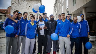 Druženje s košarkašima Zadra u Caffe baru Forum, Foto: Mia Čop Druženje s košarkašima Zadra u Caffe baru Forum, Foto: Mia Čop