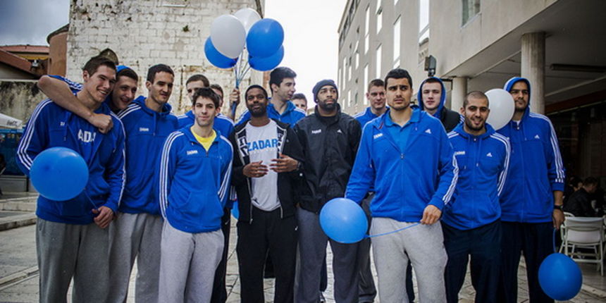 Druženje s košarkašima Zadra u Caffe baru Forum, Foto: Mia Čop Druženje s košarkašima Zadra u Caffe baru Forum, Foto: Mia Čop