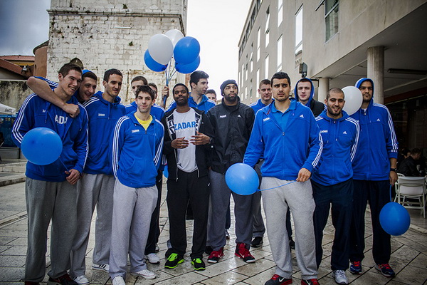 Druženje s košarkašima Zadra u Caffe baru Forum, Foto: Mia Čop Druženje s košarkašima Zadra u Caffe baru Forum, Foto: Mia Čop
