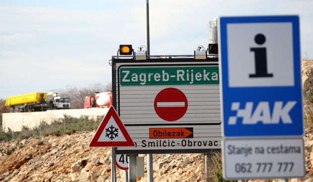 Zadar, 250113.
Zbog olujnog vjetra za sav promet zatvorene su: autocesta A1 izmedju cvorova Sveti Rok i Posedarje, drzavna cesta D54 Maslenica – Zaton Obrovacki, Jadranska magistrala (D8) od Senja do Svete Marije Magdalene i Paski most. 
Na fotografiji: d