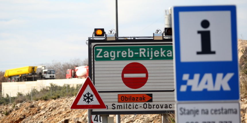 Zadar, 250113.
Zbog olujnog vjetra za sav promet zatvorene su: autocesta A1 izmedju cvorova Sveti Rok i Posedarje, drzavna cesta D54 Maslenica – Zaton Obrovacki, Jadranska magistrala (D8) od Senja do Svete Marije Magdalene i Paski most.
Na fotografiji: d Zadar, 250113.
Zbog olujnog vjetra za sav promet zatvorene su: autocesta A1 izmedju cvorova Sveti Rok i Posedarje, drzavna cesta D54 Maslenica – Zaton Obrovacki, Jadranska magistrala (D8) od Senja do Svete Marije Magdalene i Paski most.
Na fotografiji: d