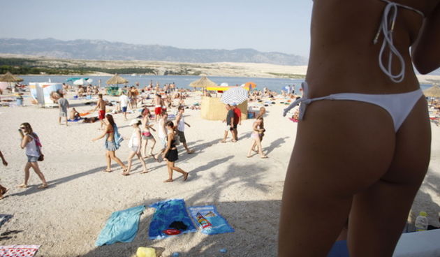 Novalja, Zrce, 150709. Na plazi Zrce kraj mjesta Novalja na otoku Pagu danima je vec veselo. Mladi se zabavljaju od popodnevnih pa sve do ranih jutarnjih sati u clubovima Aquarius i Papaya. Foto: Jure Miskovic / CROPIX